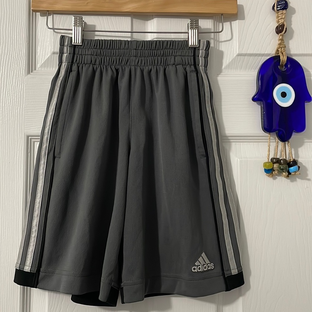 Adidas Shorts Size Small Boys 8 Light Gray Black & Gray  🖤🤍 Adjustable Waist
